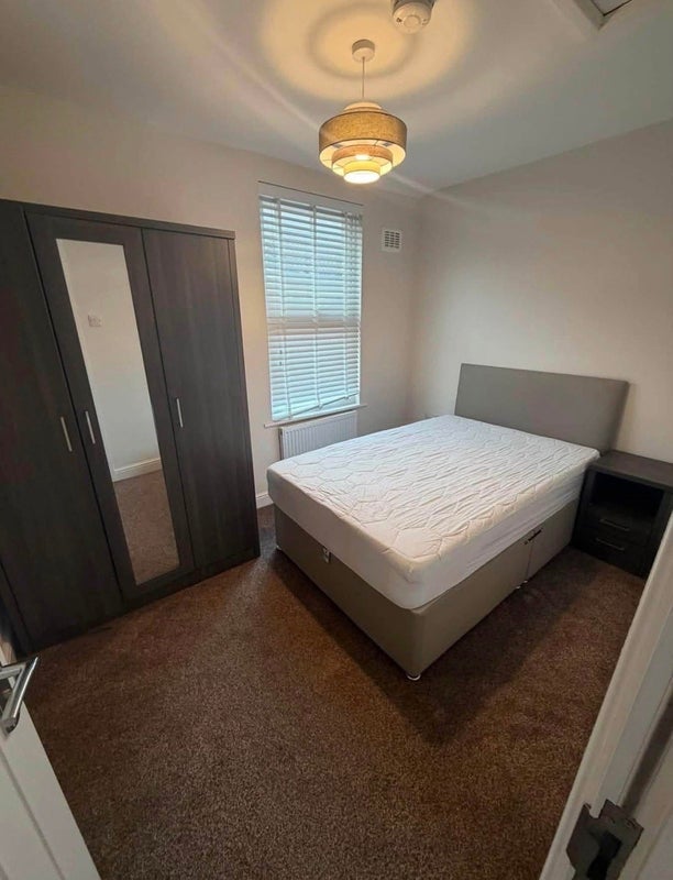 Room Kempton Road in Liverpool