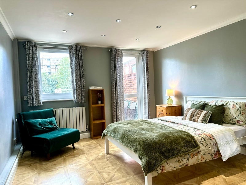 Room Saltwell Street in Greater London
