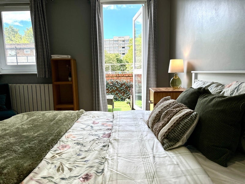 Room Saltwell Street in Greater London