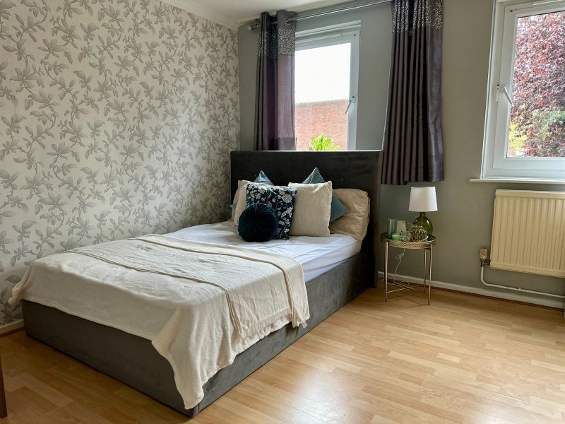 Room Saltwell Street in Greater London