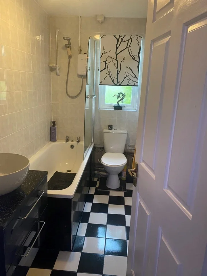 Room Shaw Drive in Elmbridge