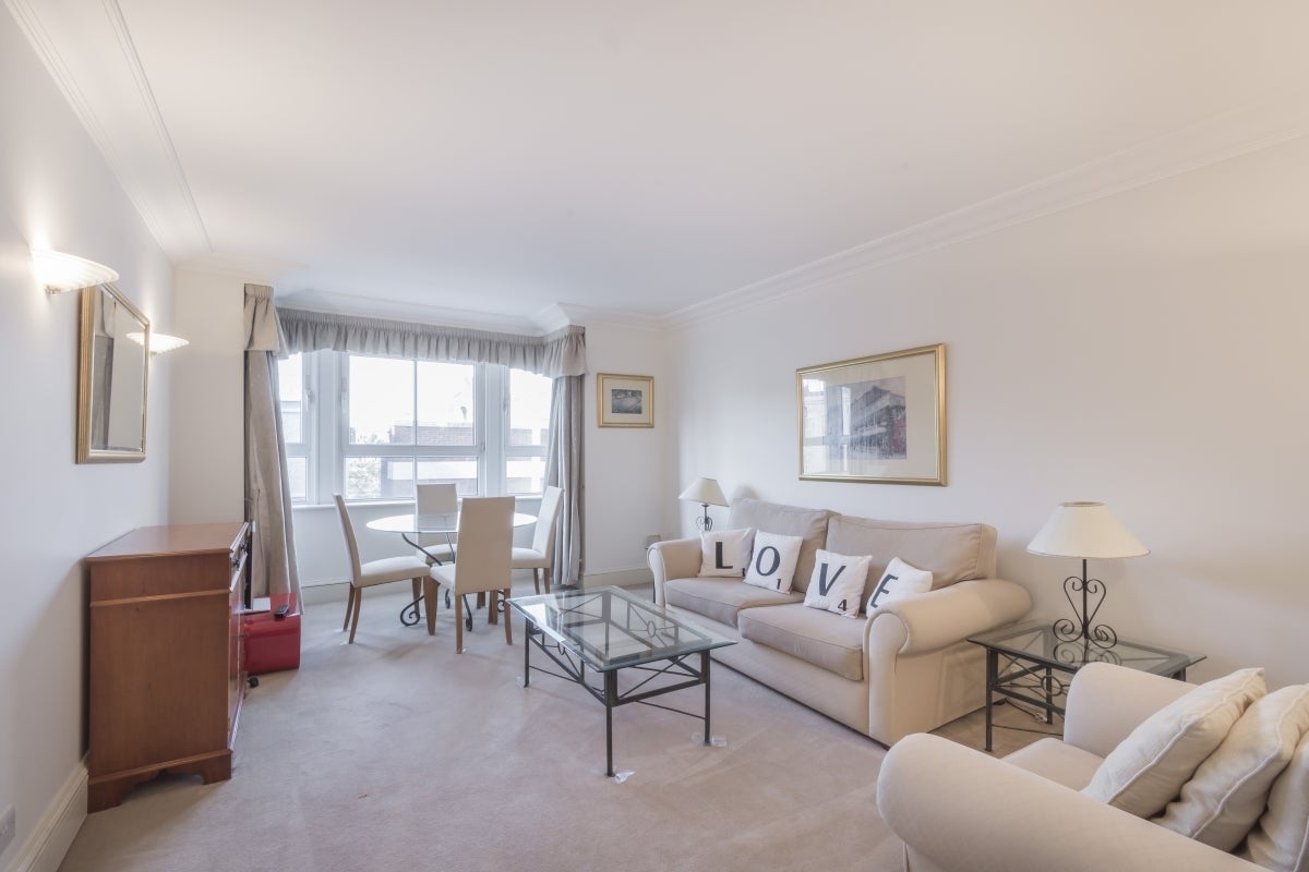 Flat Wrights Lane in Greater London