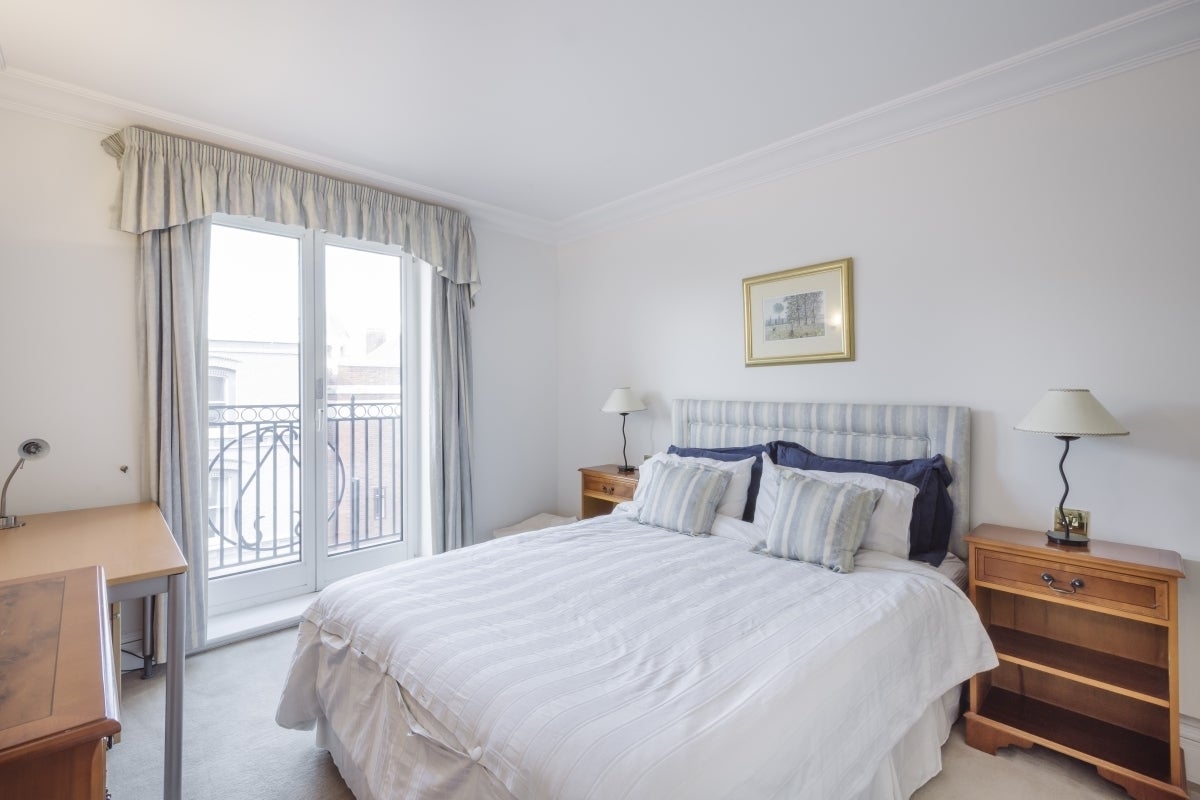 Flat Wrights Lane in Greater London