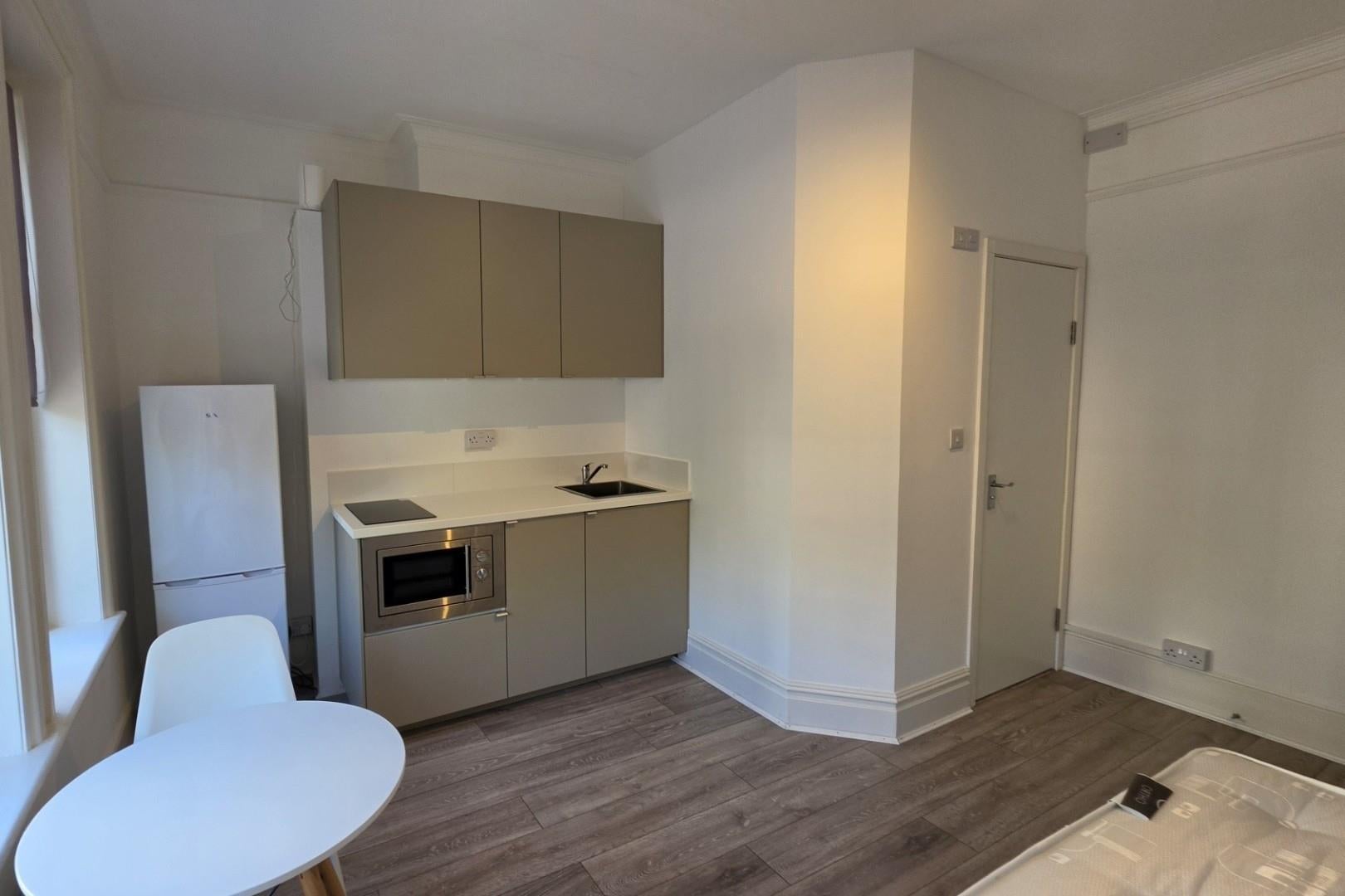 Flat New Broadway in London