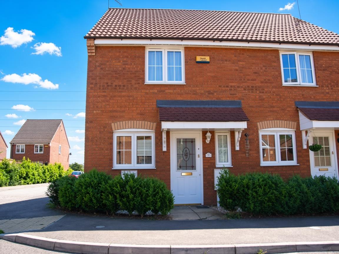 House Randall Close in Irthlingborough