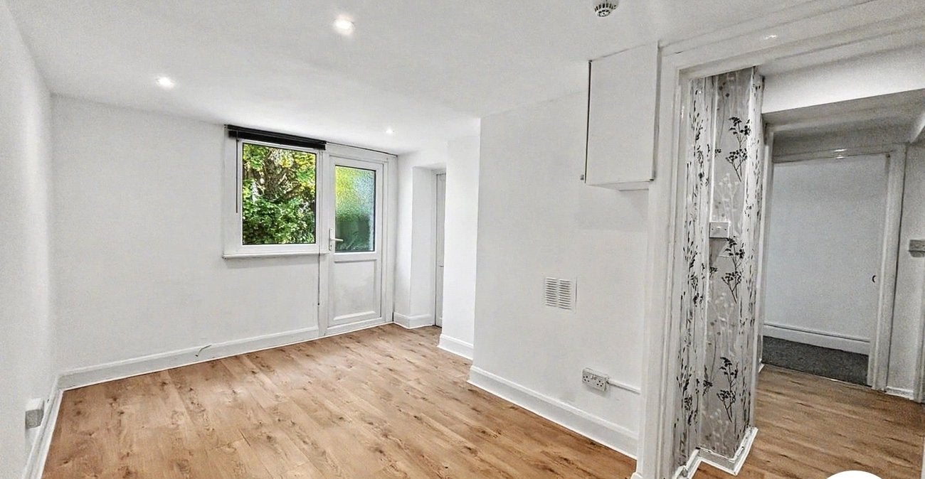 Flat Highfield Road in Dartford