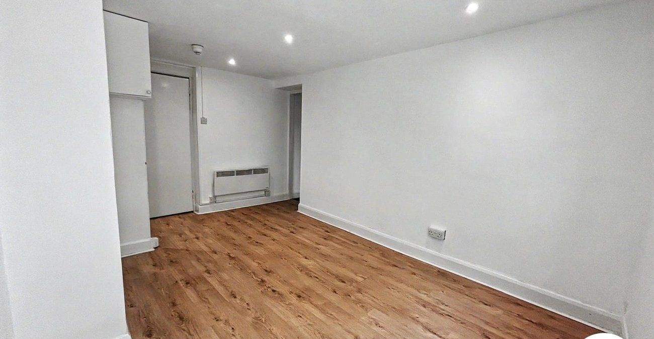Flat Highfield Road in Dartford