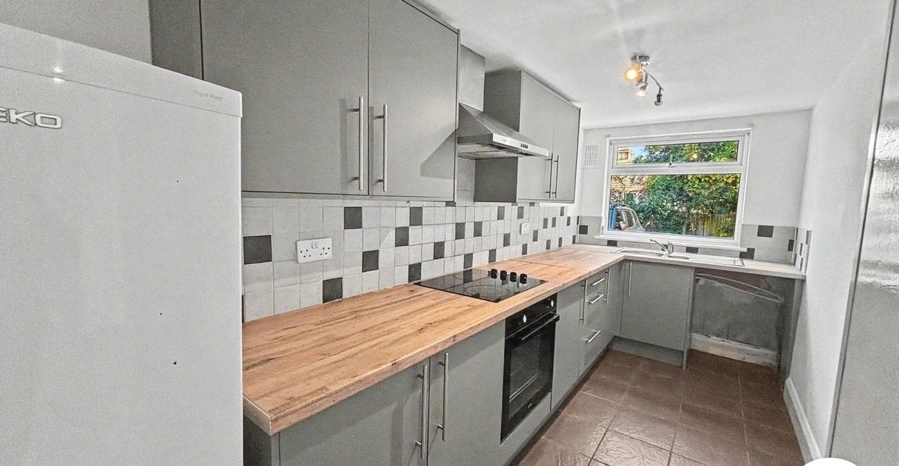 Flat Highfield Road in Dartford