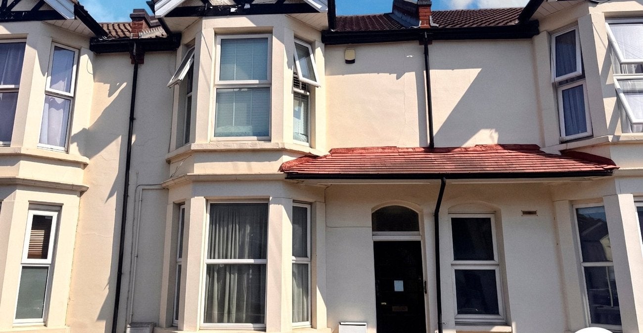 Flat Highfield Road in Dartford