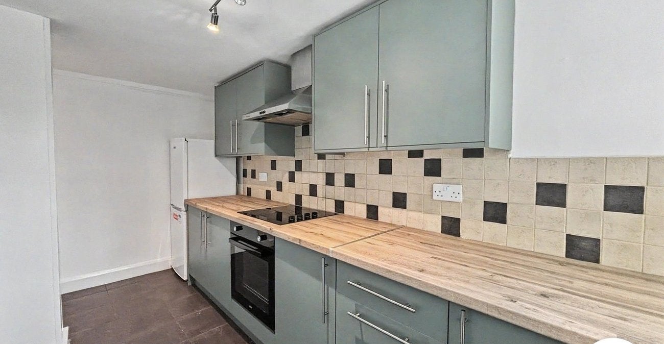 Flat Highfield Road in Dartford