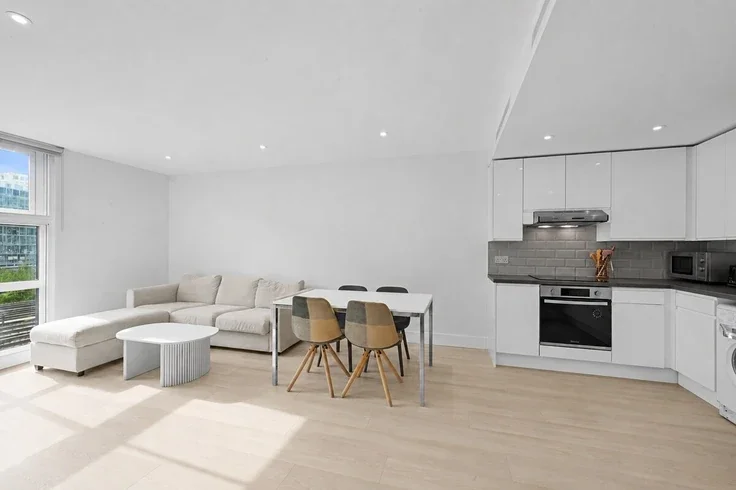 Flat Queenstown Road in Greater London