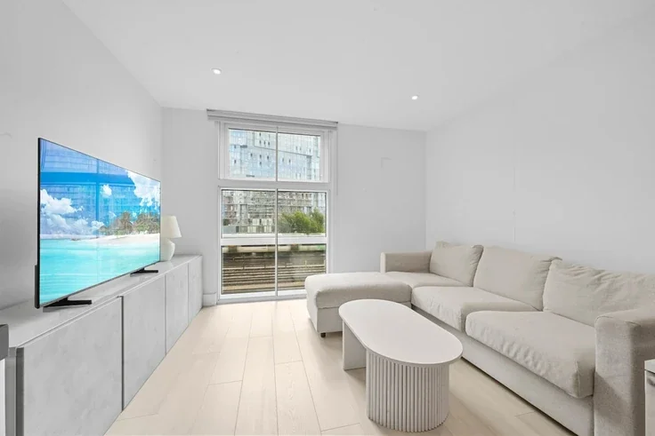 Flat Queenstown Road in Greater London