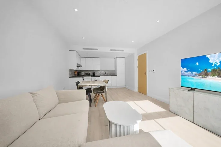 Flat Queenstown Road in Greater London