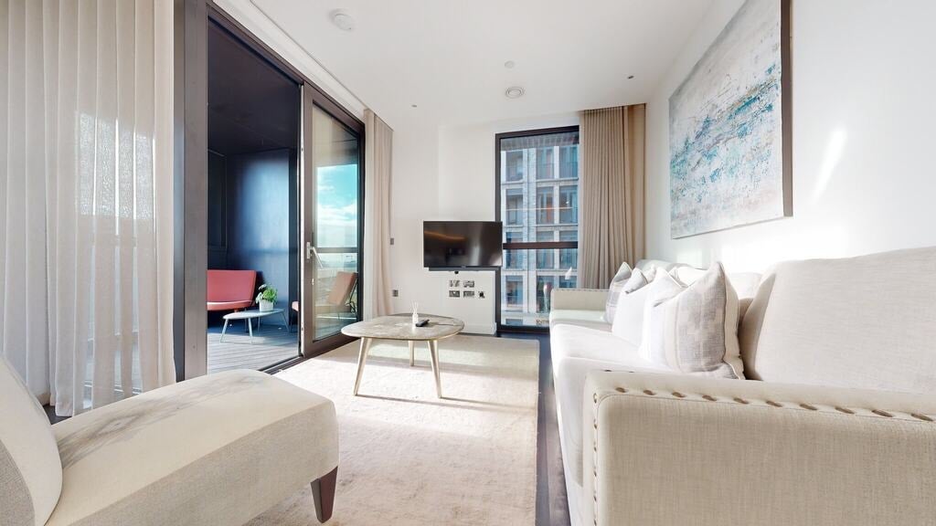 Flat Ponton Road in Greater London