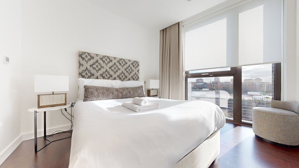 Flat Ponton Road in Greater London