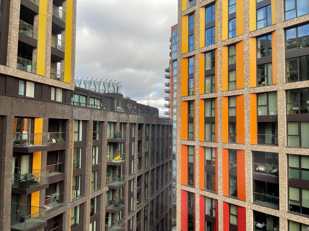 Flat Ponton Road in Greater London