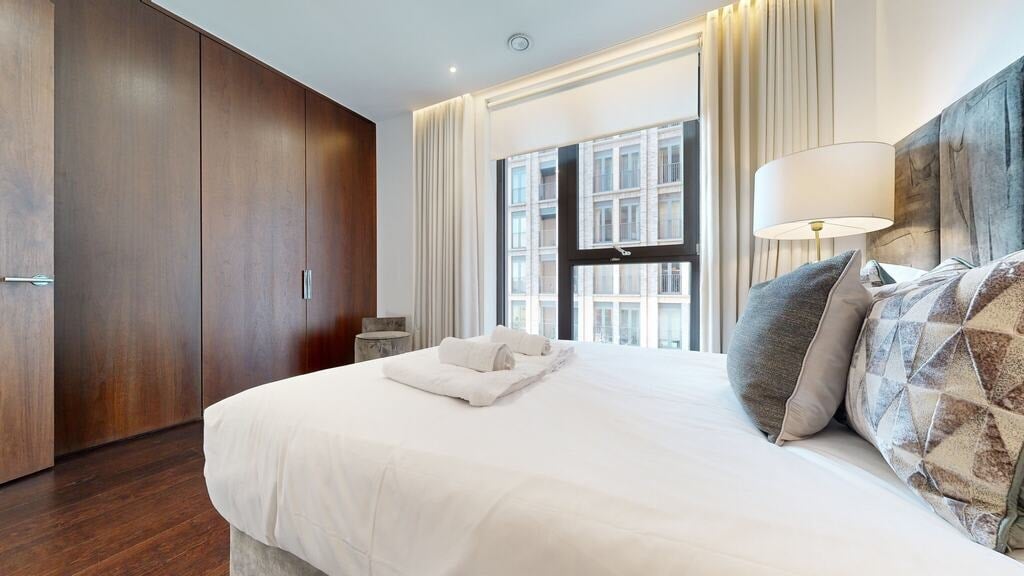 Flat Ponton Road in Greater London