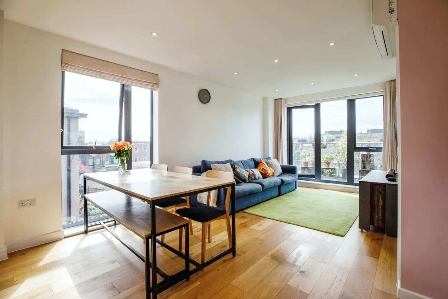 Flat Waleorde Road in Greater London