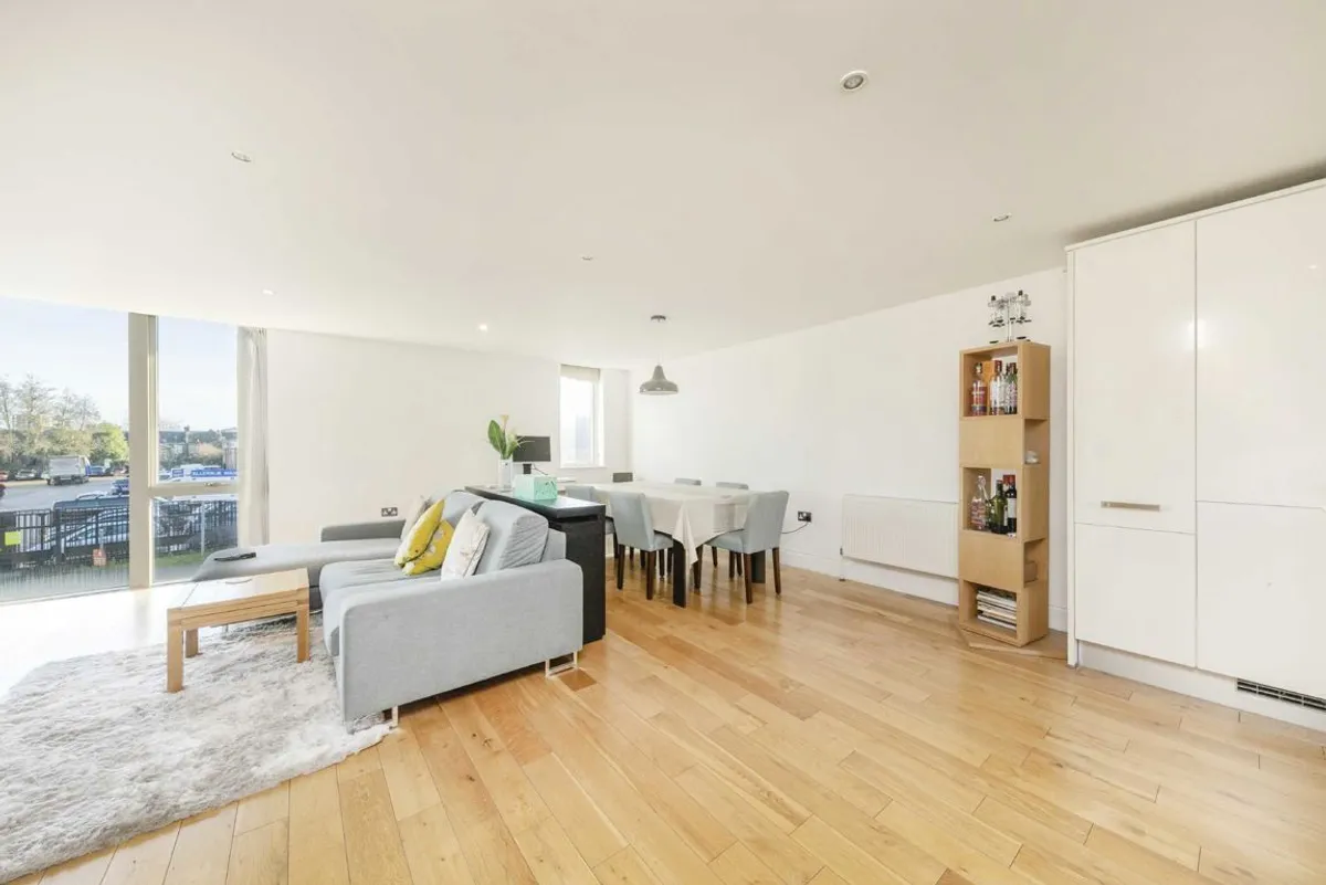 Flat Kings Avenue in Greater London