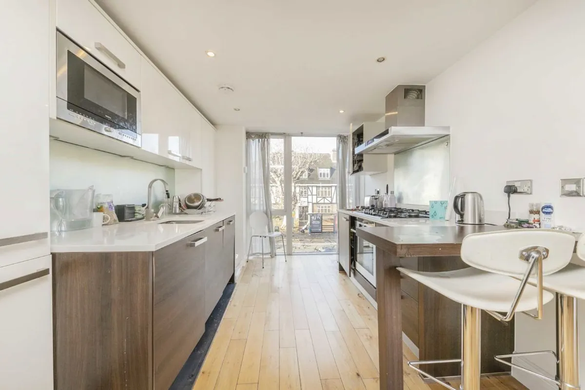 Flat Kings Avenue in Greater London