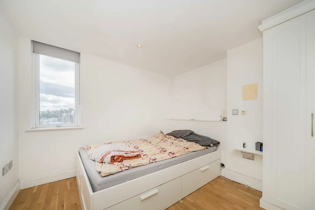 Flat Kings Avenue in Greater London