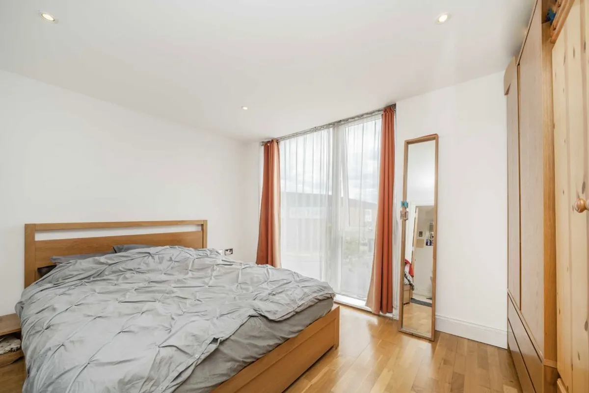 Flat Kings Avenue in Greater London