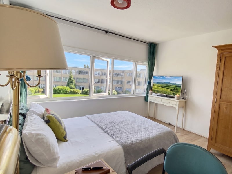 Room Keevil Drive in Greater London