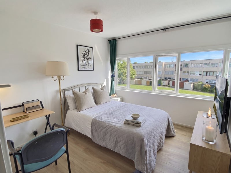 Room Keevil Drive in Greater London