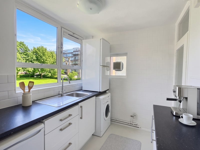 Room Keevil Drive in Greater London