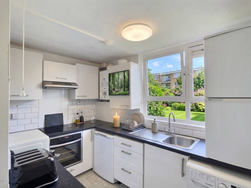 Room Keevil Drive in Greater London