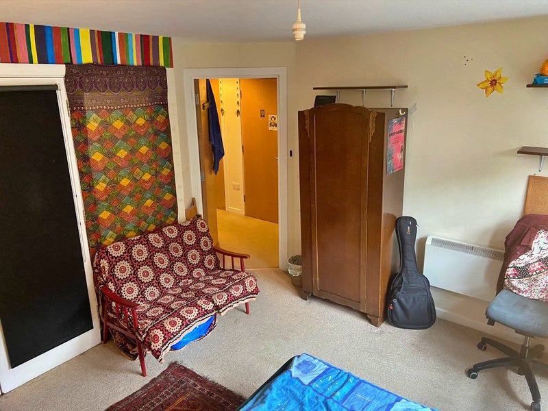 Room Pennywell Road in Bristol