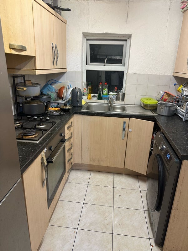 Room Shrubbery Road in Greater London