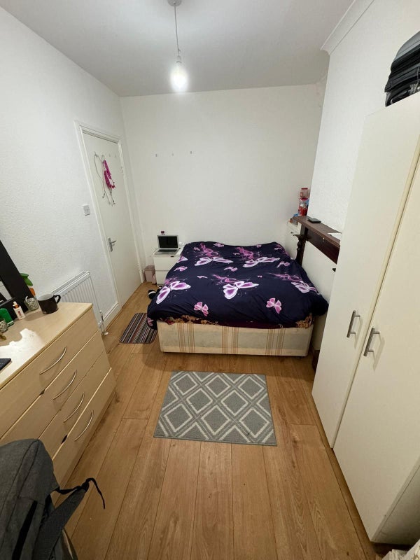 Room Shrubbery Road in Greater London