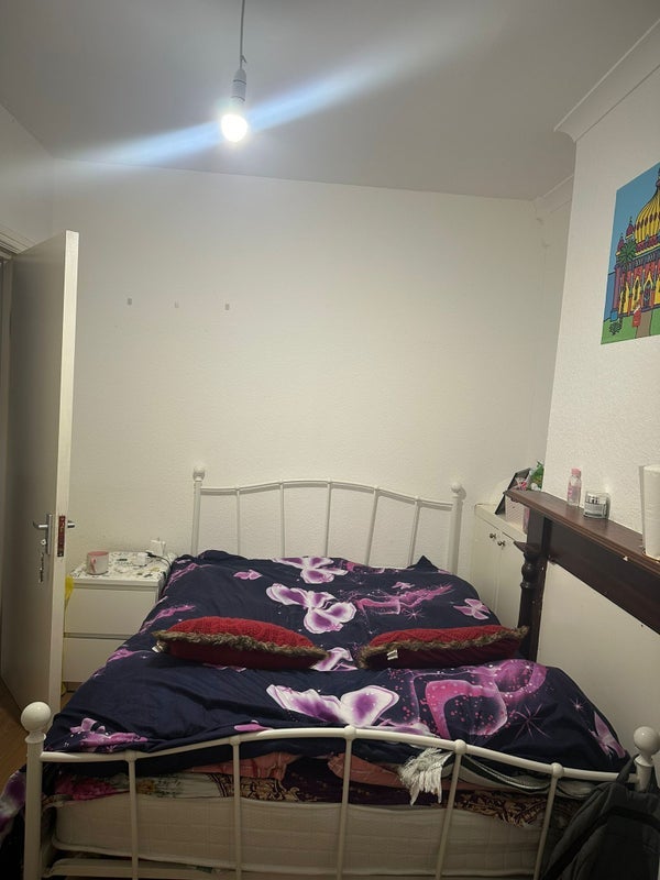 Room Shrubbery Road in Greater London