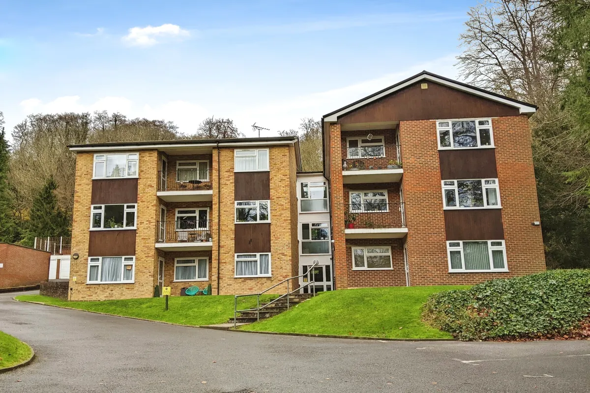 Flat Harestone Valley Road in Caterham