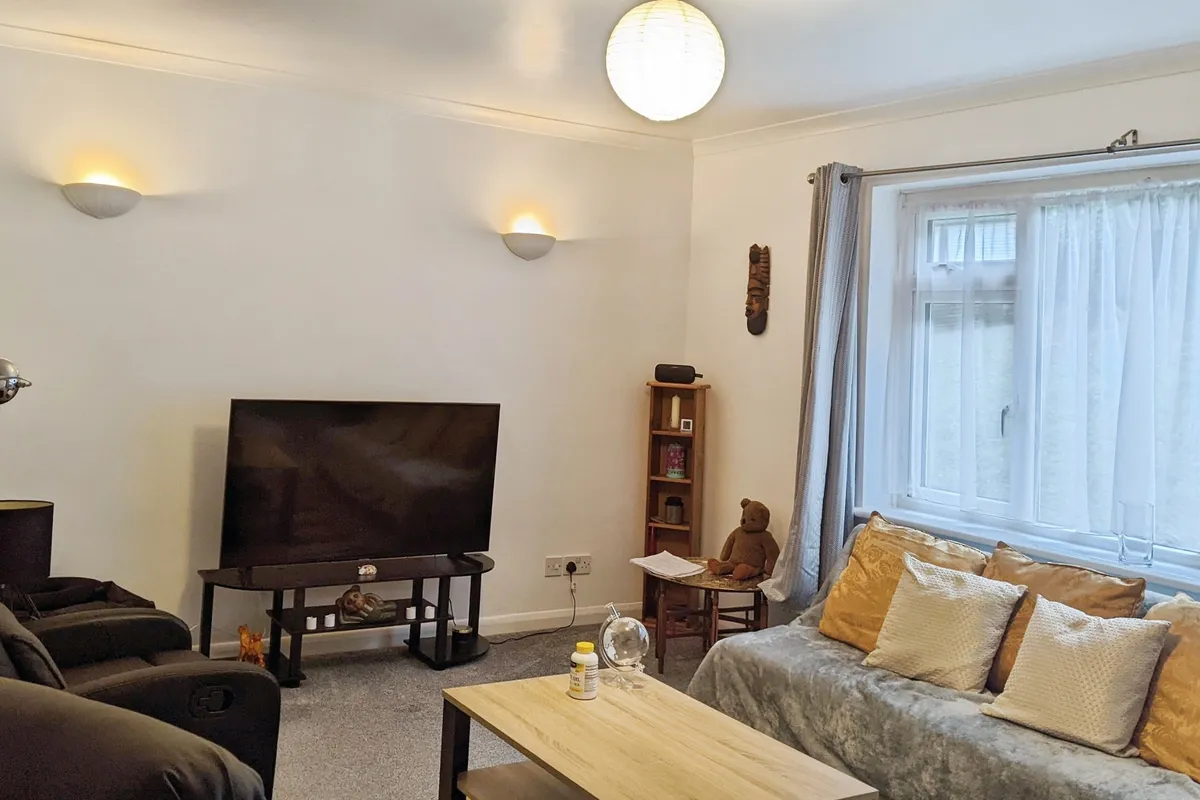 Flat Harestone Valley Road in Caterham