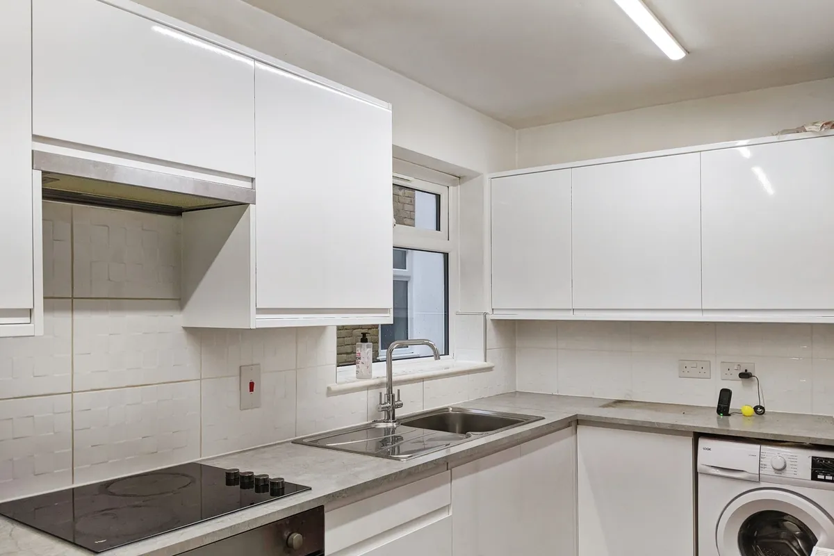 Flat Harestone Valley Road in Caterham