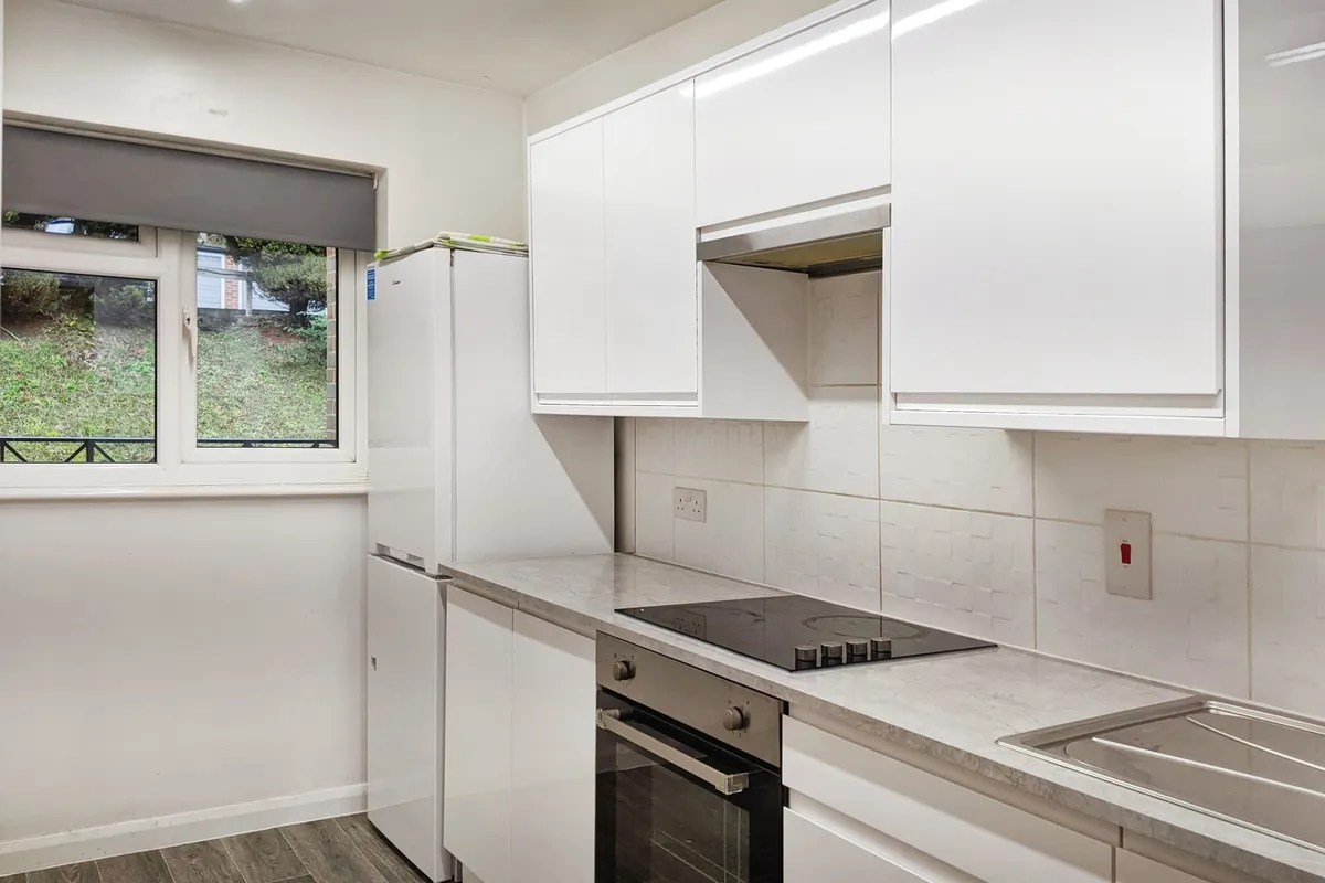 Flat Harestone Valley Road in Caterham
