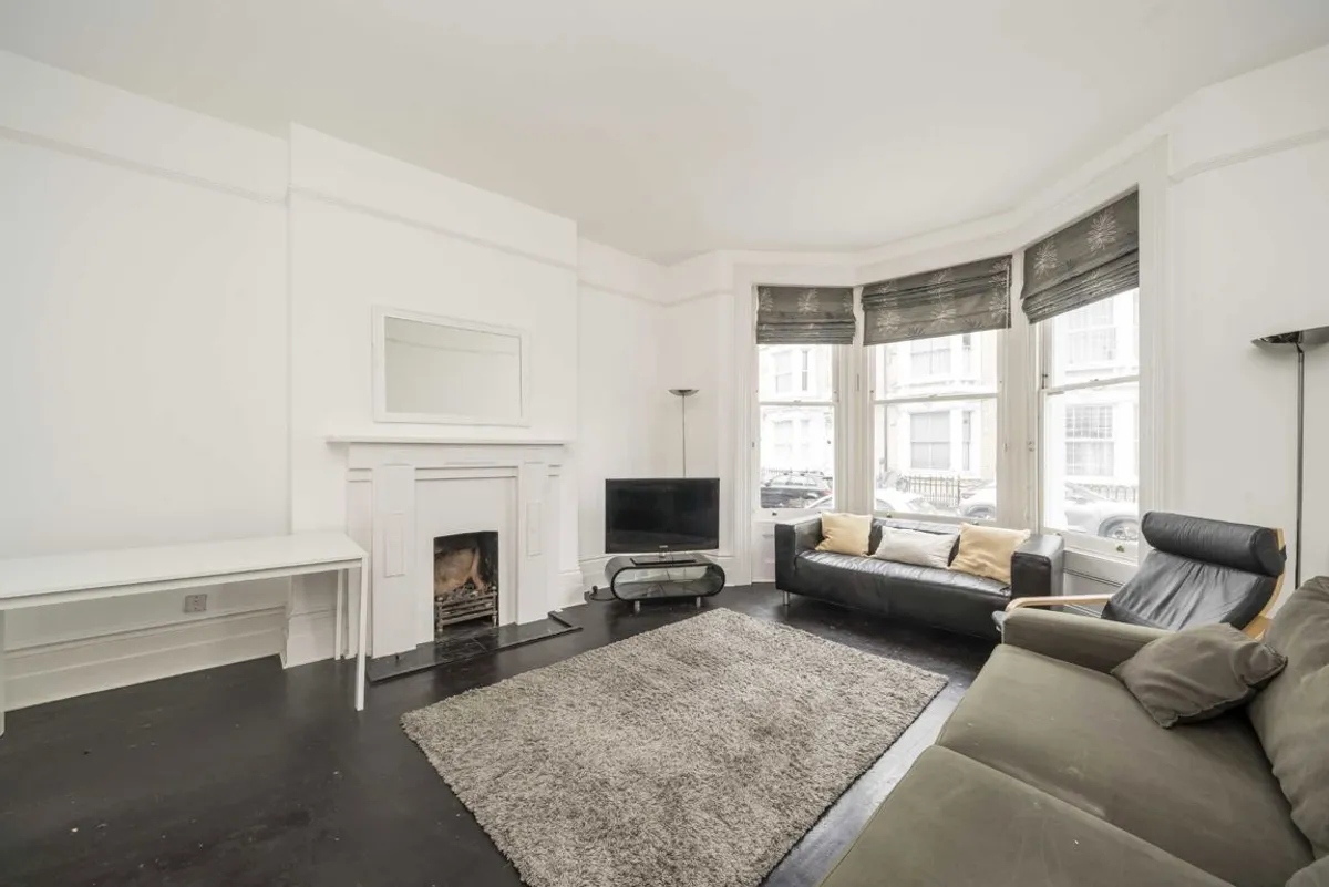 Flat Beaumont Crescent in Greater London
