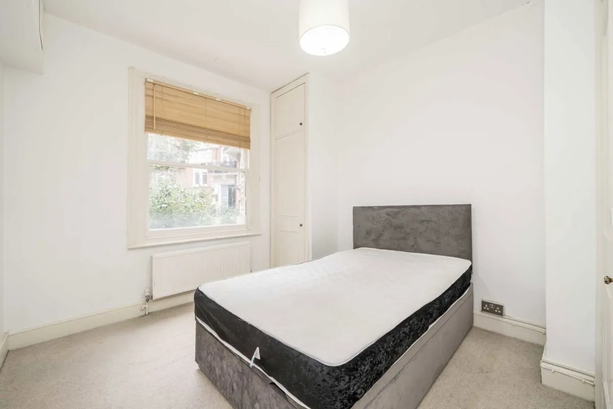 Flat Beaumont Crescent in Greater London
