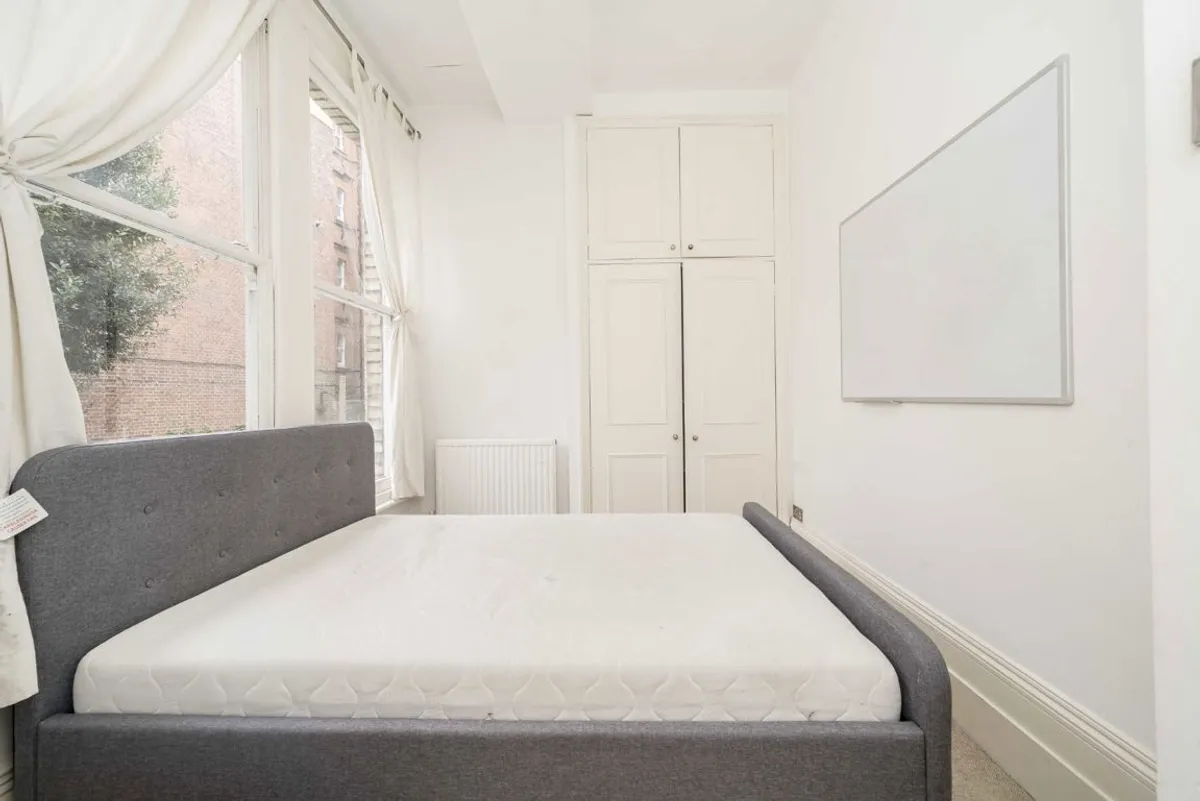 Flat Beaumont Crescent in Greater London