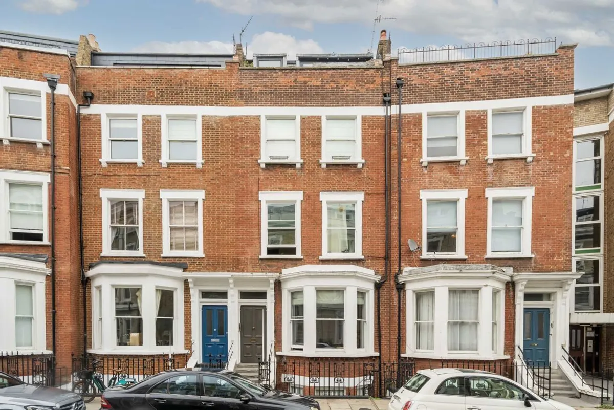 Flat Beaumont Crescent in Greater London
