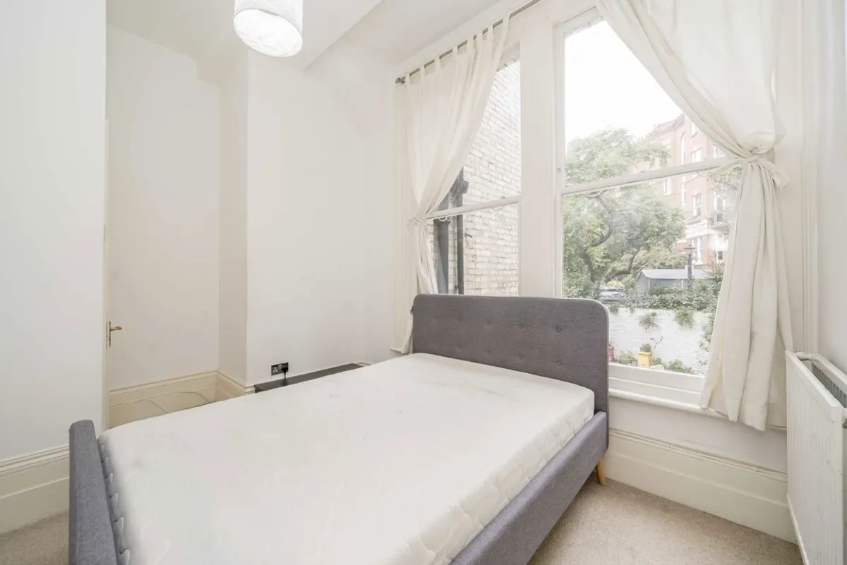 Flat Beaumont Crescent in Greater London