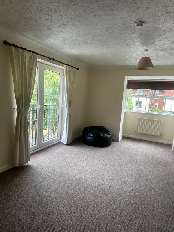 Room Hazel Way in Reigate and Banstead