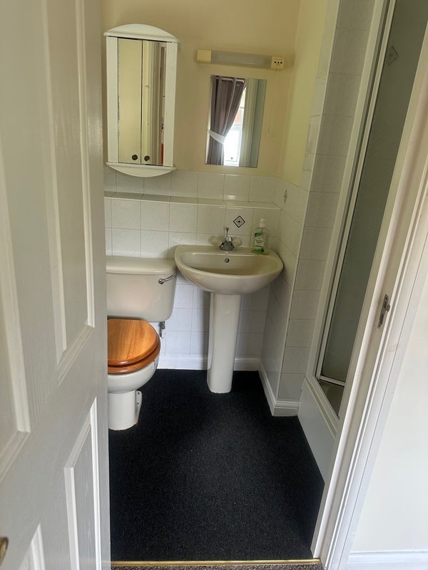 Room Hazel Way in Reigate and Banstead