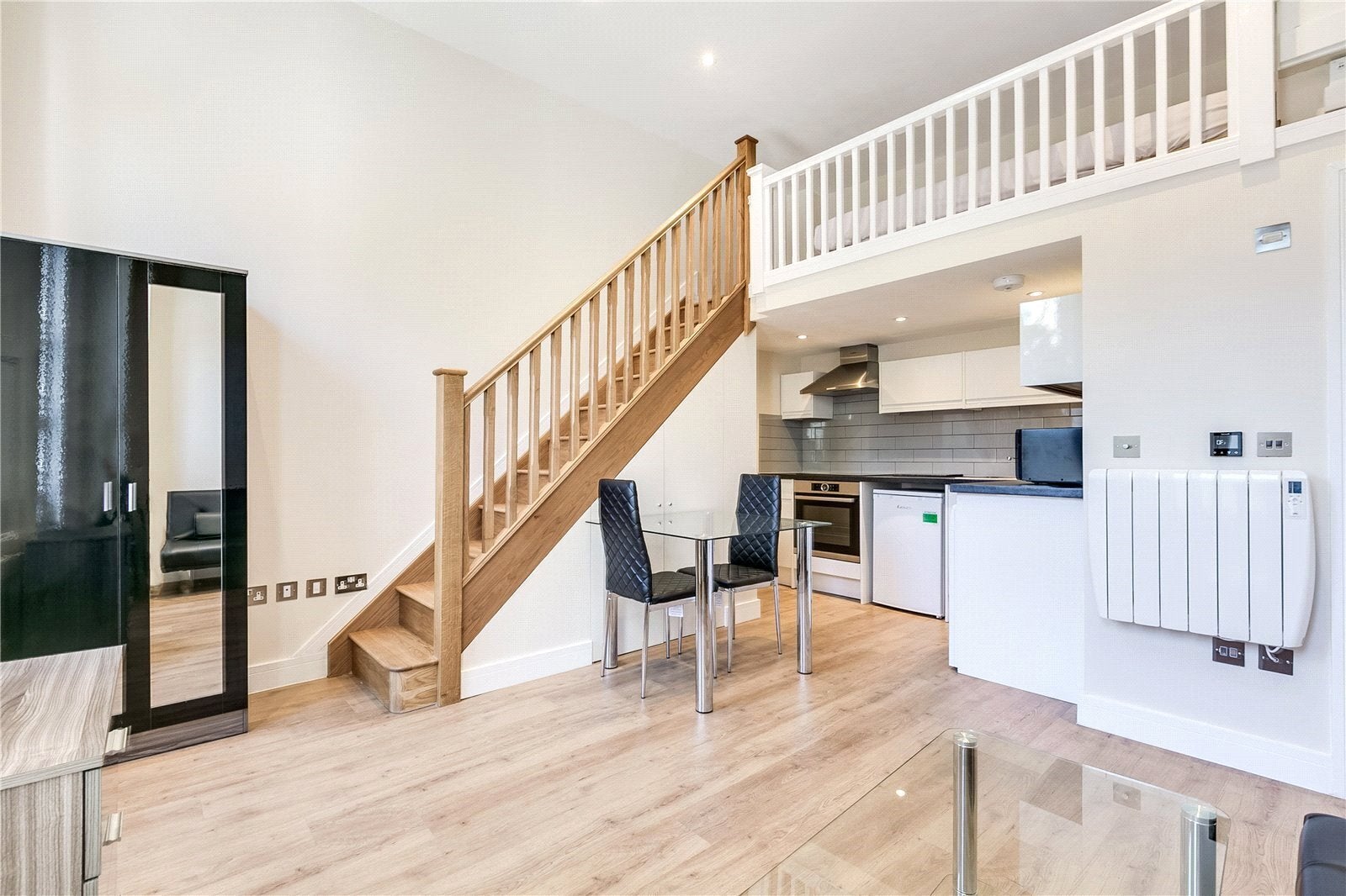 Flat Warwick Road in Greater London