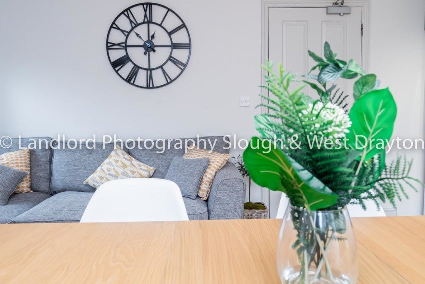 Room Broomfield in Guildford