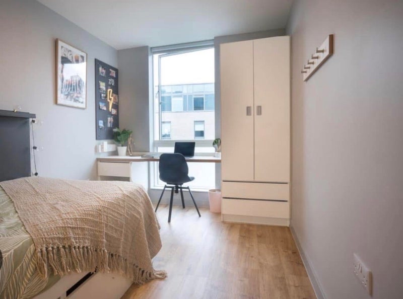 Room Glossop Road in Cardiff
