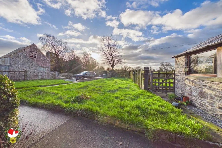 House Manor Farm Close in Stone with Bishopstone and Hartwell