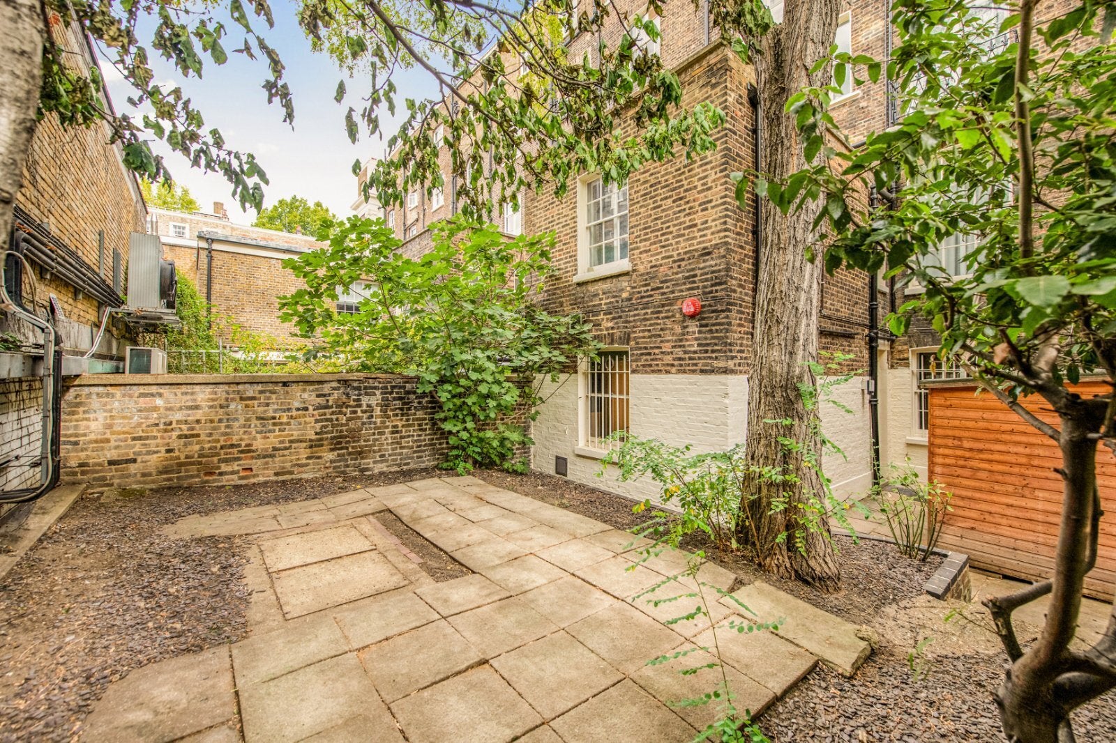 Flat Queen's Yard in Greater London